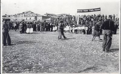 1 Maggio 1937 a Canizar (Guadalajara) L' 11. Brigata festeggia assieme alla popolazione